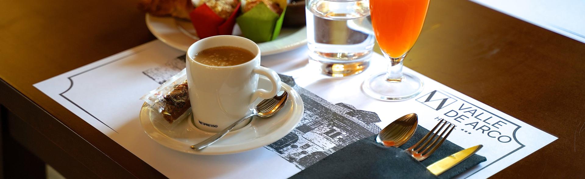 Commencez votre journée avec un délicieux petit-déjeuner dans notre cafétéria confortable, où chaque bouchée est un délice pour les sens.